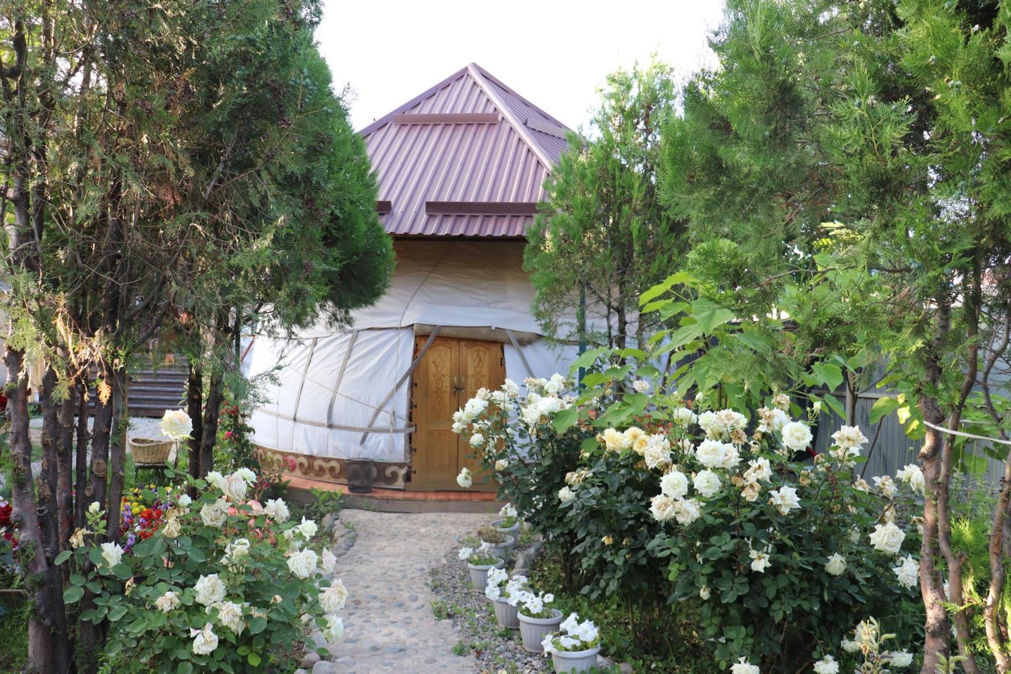 Happy Nomads Yurts & Hostel Каракол Екстериор снимка
