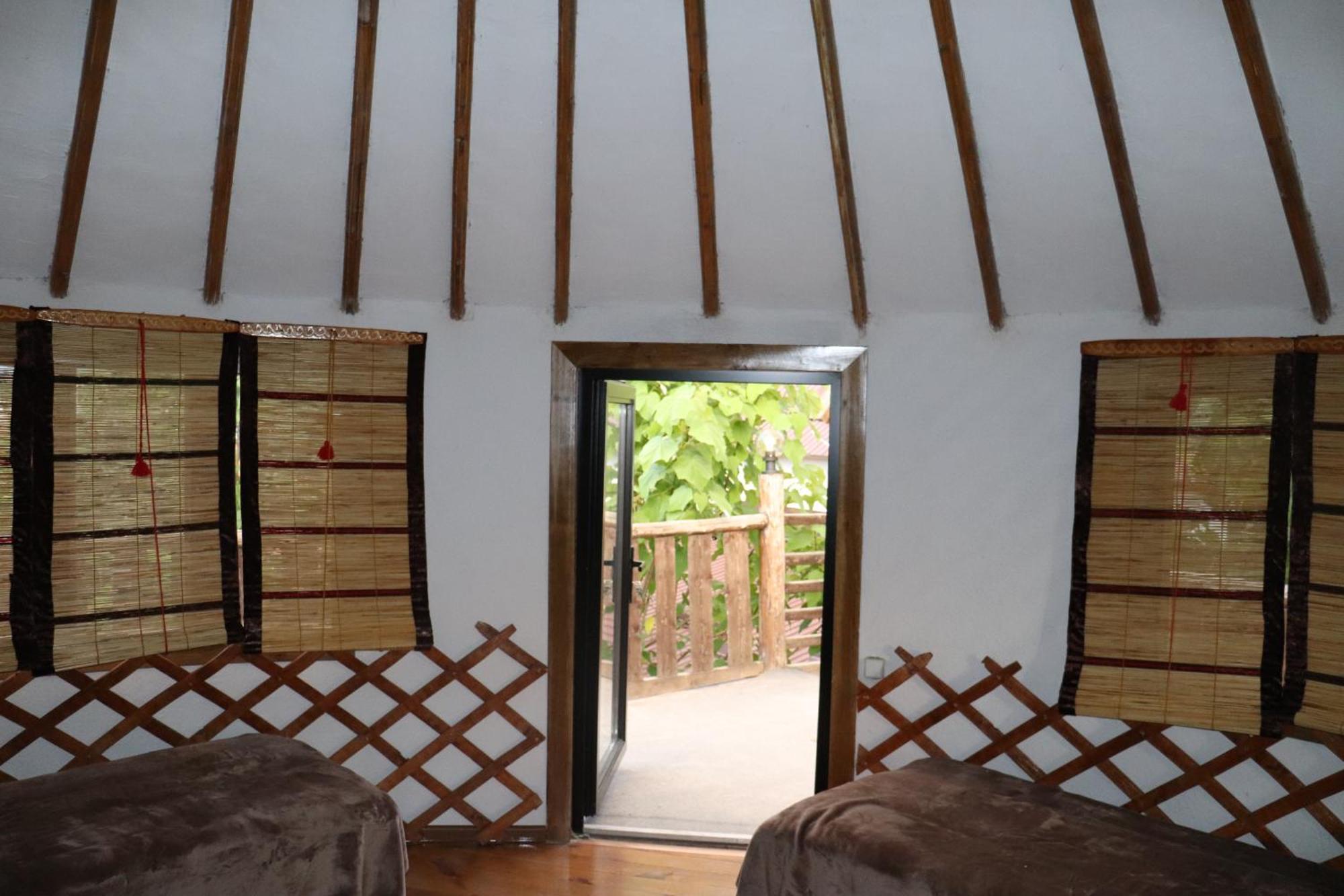 Happy Nomads Yurts & Hostel Каракол Екстериор снимка