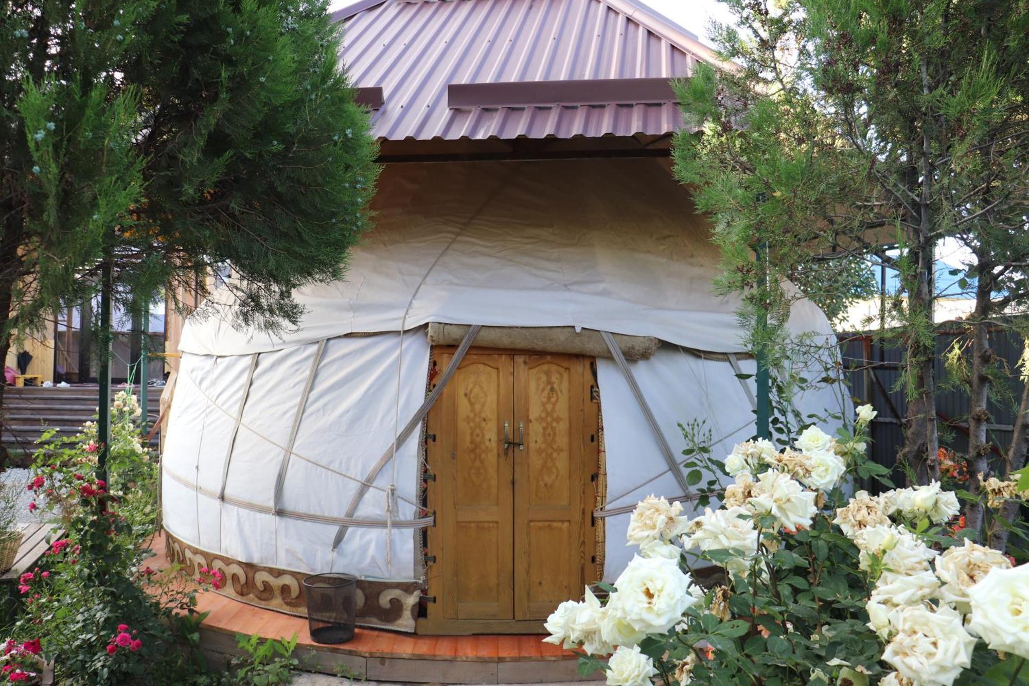Happy Nomads Yurts & Hostel Каракол Екстериор снимка