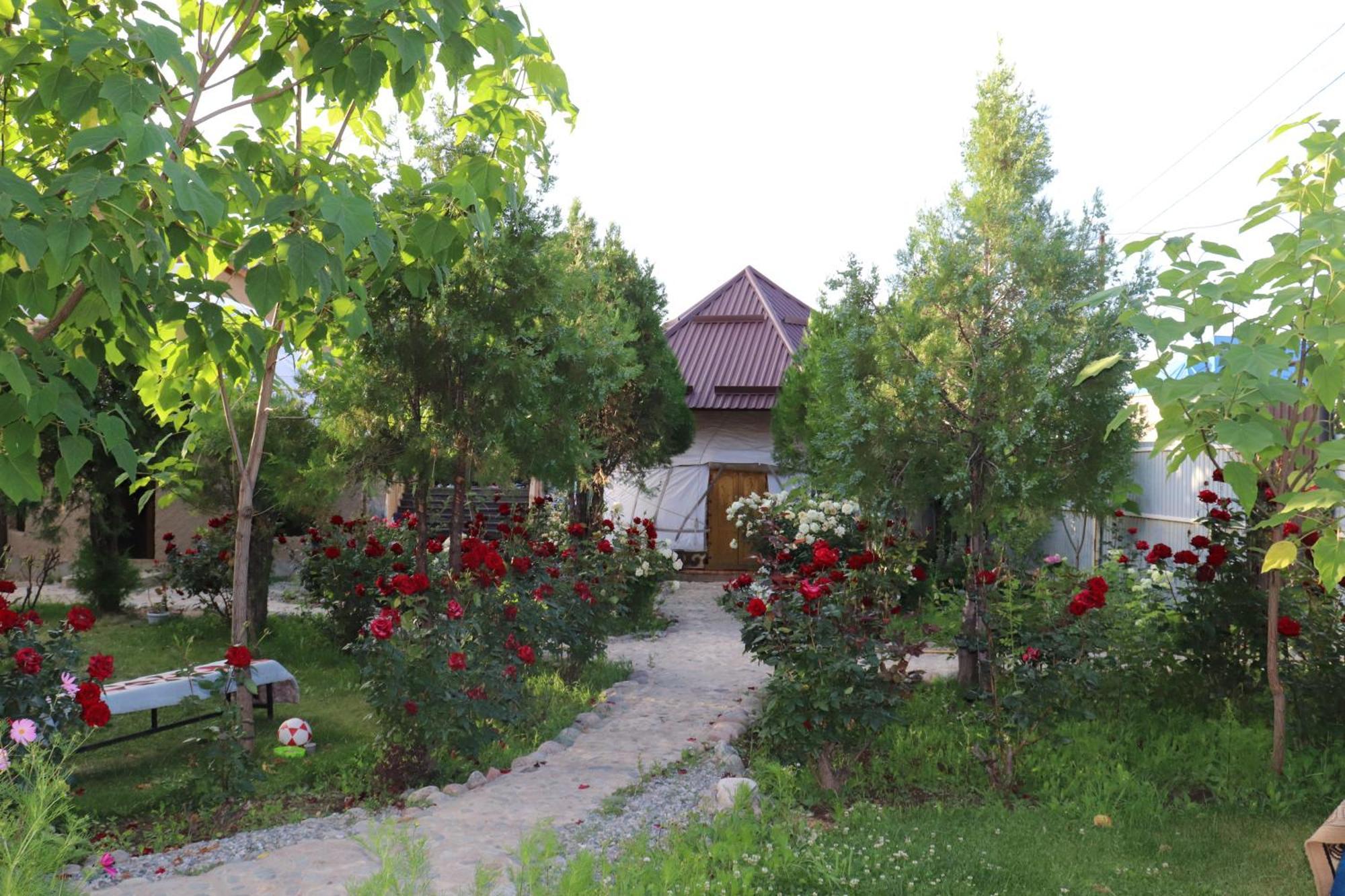 Happy Nomads Yurts & Hostel Каракол Екстериор снимка