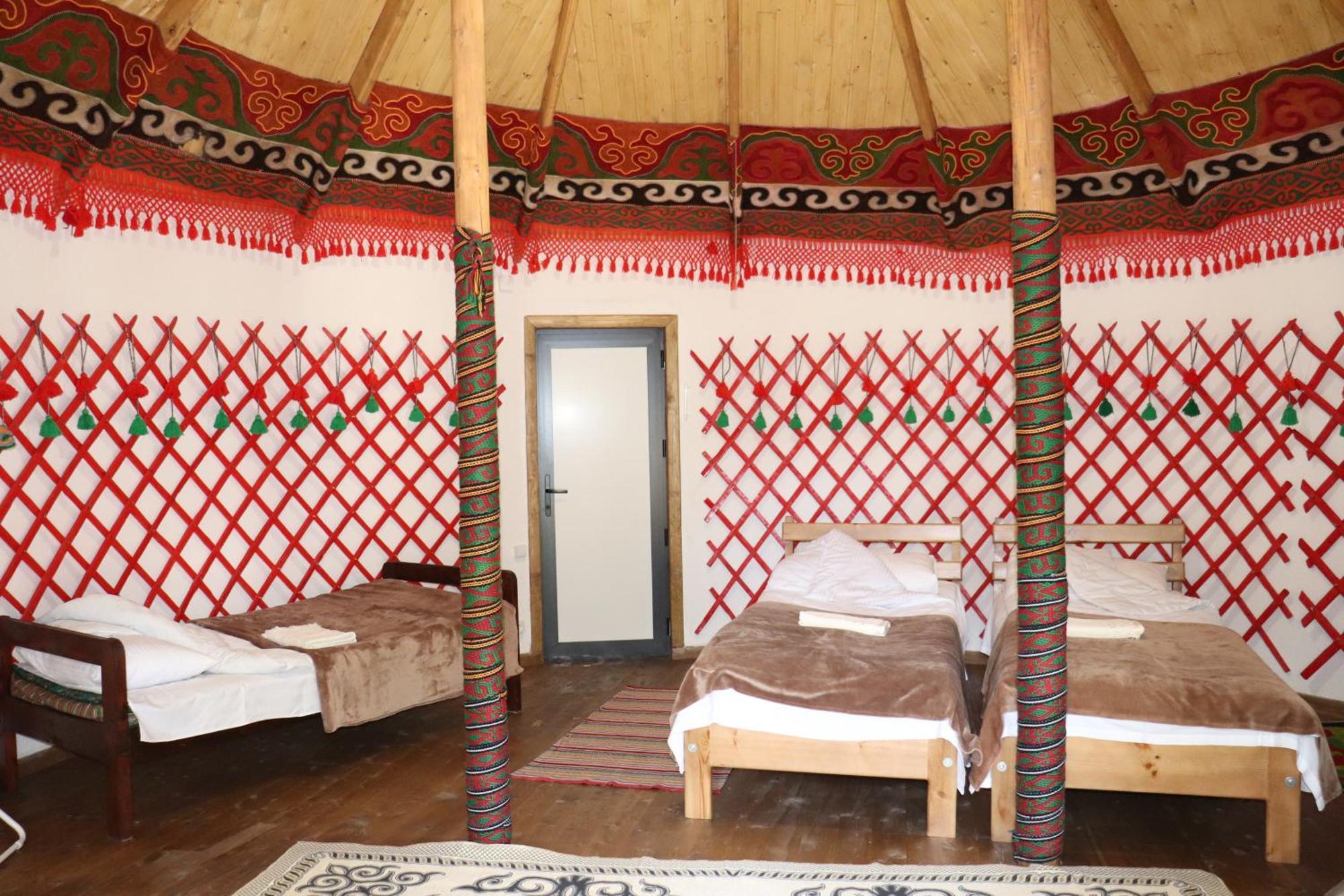 Happy Nomads Yurts & Hostel Каракол Екстериор снимка