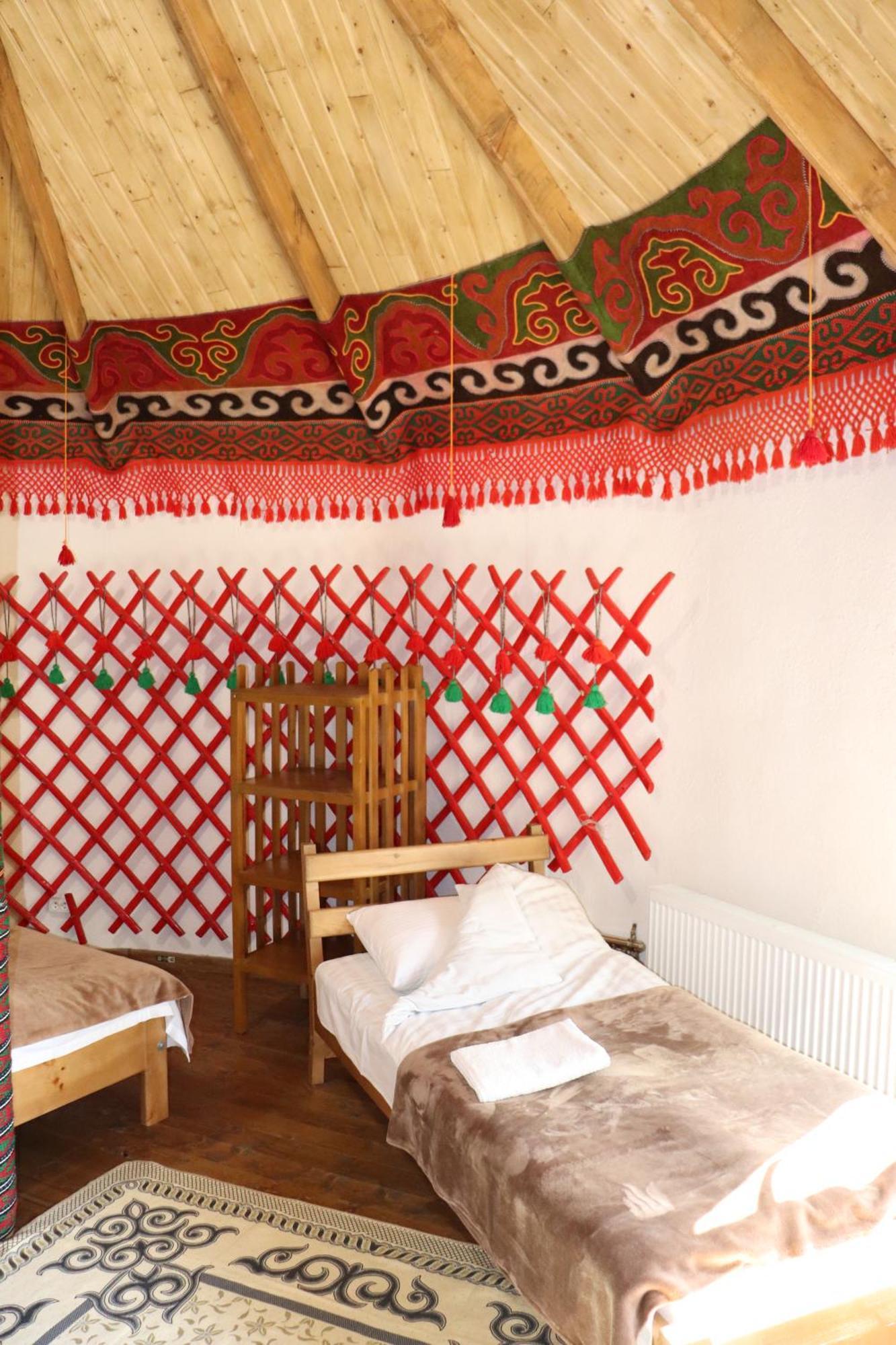 Happy Nomads Yurts & Hostel Каракол Екстериор снимка