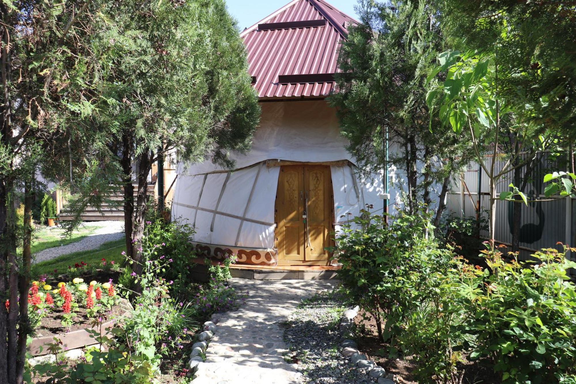 Happy Nomads Yurts & Hostel Каракол Екстериор снимка